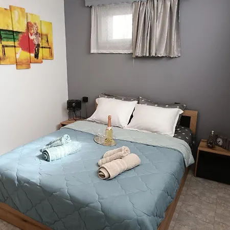 Thea Pastida, Rhodes Apartmán